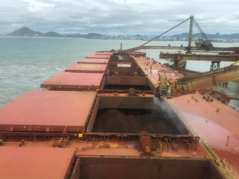 O navio da categoria Vale Max transporta 400 mil toneladas de minério de ferro e é uma das armas para vencer a concorrência com outros exportadores do produto. Crédito: Edu Kopernick