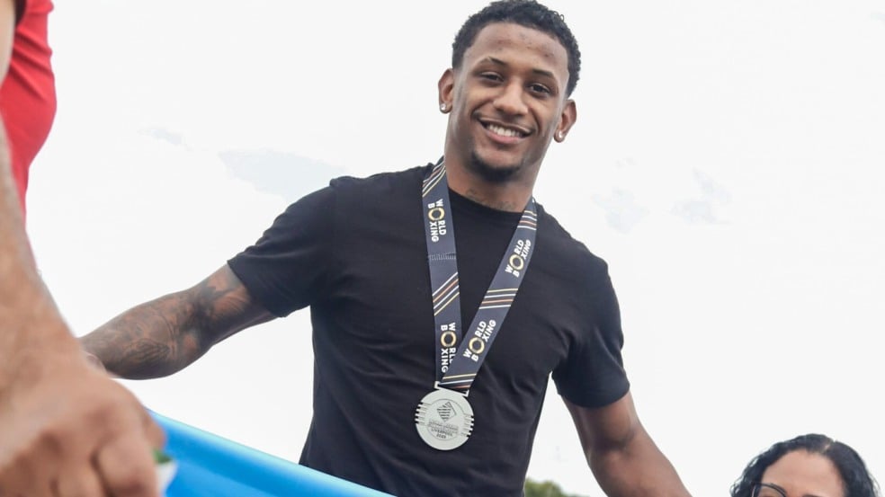 Yuri Falcão desfila em carro do Corpo de Bombeiros. Boxe.