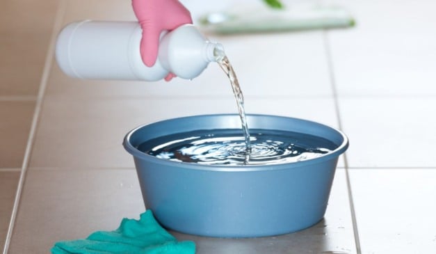 Água sanitária caseira com bicarbonato