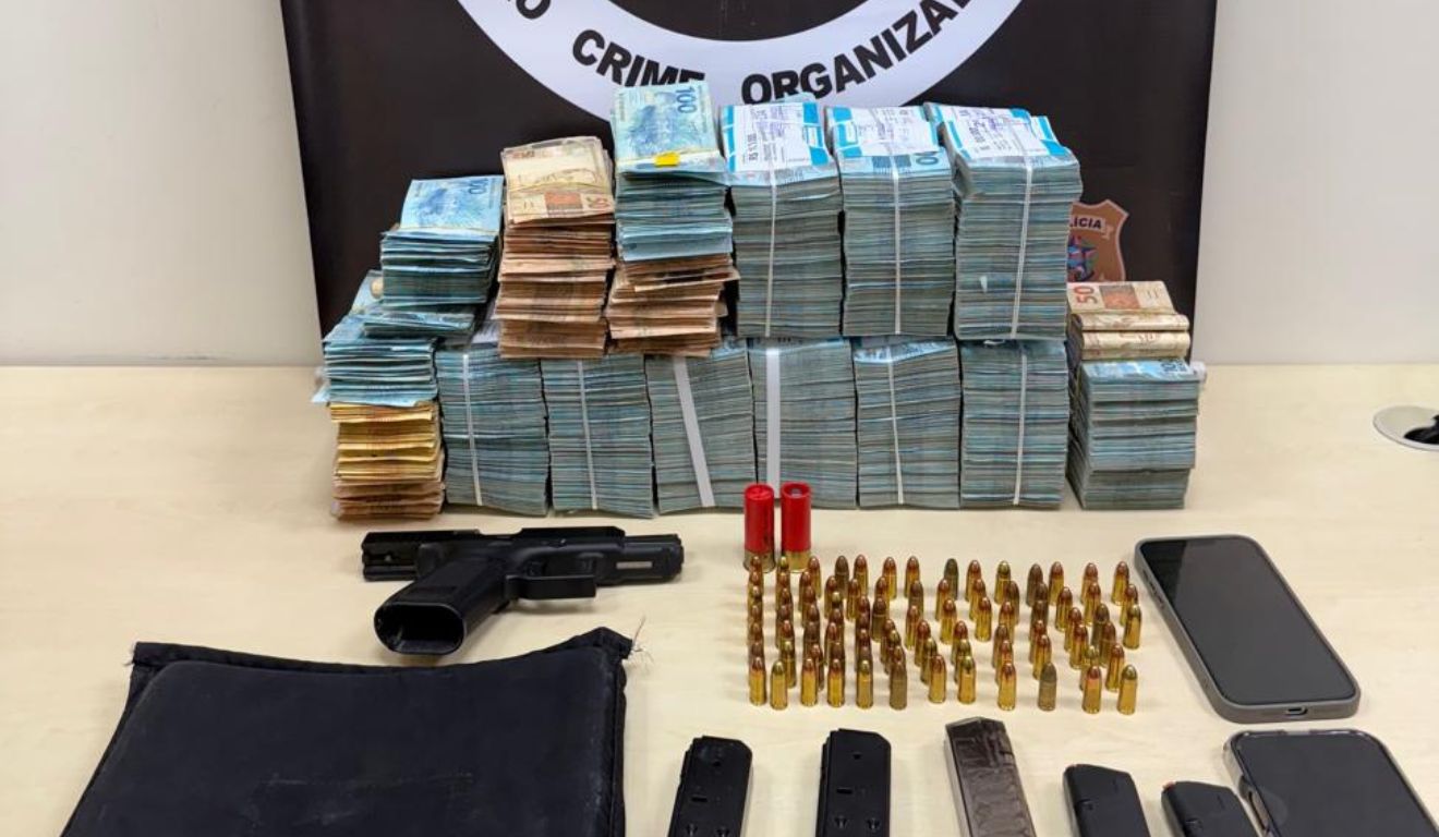 Policial e outro suspeito são presos em flagrante com R$ 1,1 milhão na Serra