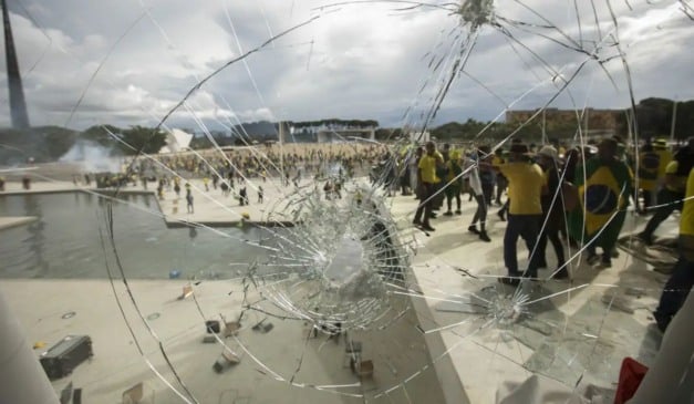 Bolsonaristas em Brasília em 8 de janeiro de 2023