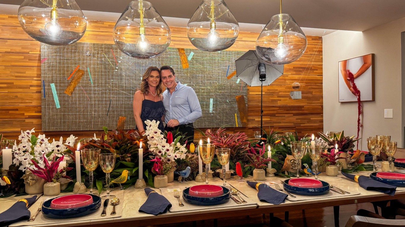 Mariana Buaiz recebe ícone da mesa posta do Brasil em jantar chique (Foto: Pedro Permuy)