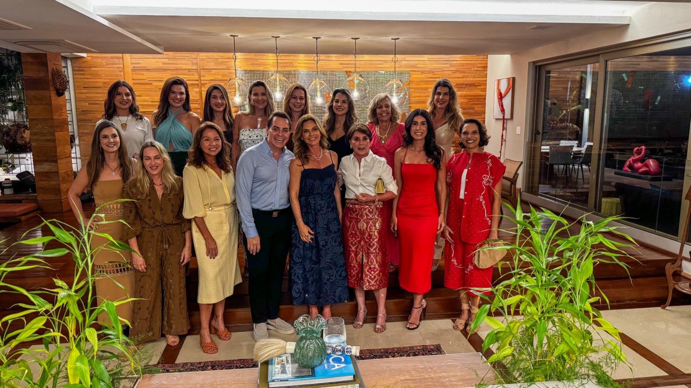 Mariana Buaiz recebe ícone da mesa posta do Brasil em jantar chique (Foto: Pedro Permuy)