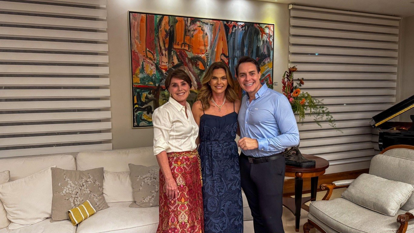 Mariana Buaiz recebe ícone da mesa posta do Brasil em jantar chique (Foto: Pedro Permuy)