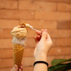 Imagem mostra pessoa segurando uma casquinha com bolas de sorvete (Foto: Borelli Vitória/Reprodução)