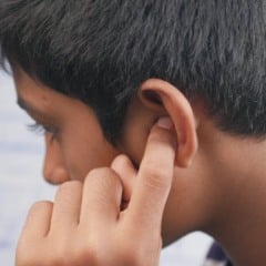 Zumbido no ouvido? Especialista revela truque caseiro e vira febre no Brasil 