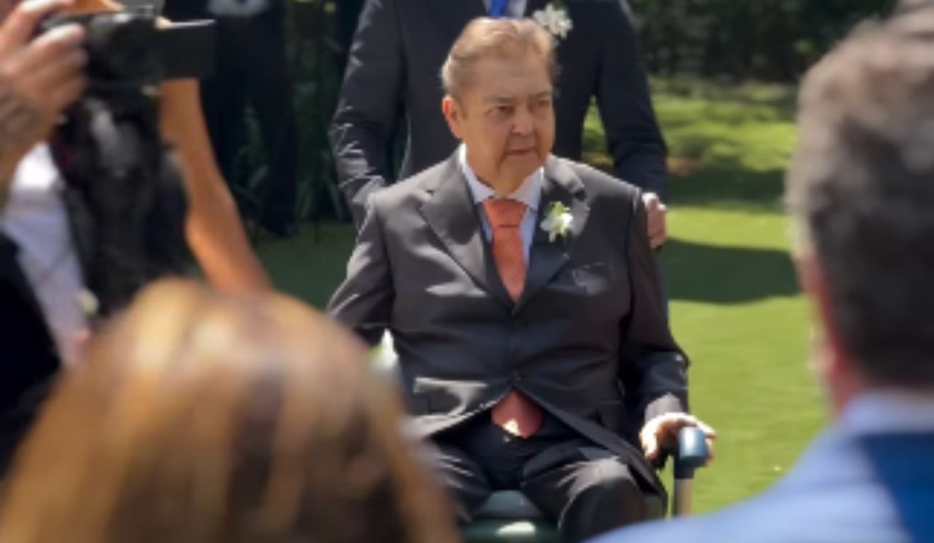 Faustão participou do casamento da filha, Lara Silva, usando uma cadeira de rodas (Foto: Reprodução/Instagram/@joaosilva )
