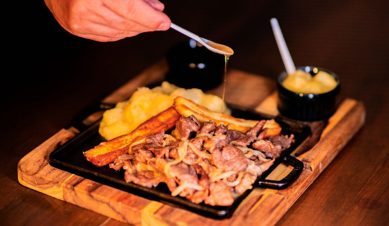 Prato do restaurante João de Barro: cordeiro de sol com queijo frescal frito, acompanhado de aipim na manteiga de garrafa (Foto: 7D Produção/Divulgação)