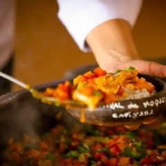 Mega moqueca será servida em panelinhas de barro colecionáveis, vendidas a R$ 50 (Foto: Divulgação)