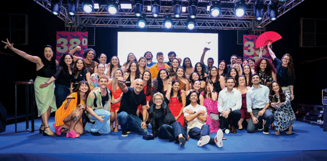 Equipe da MP no palco do Festival Colibri celebrando seu prêmio de Agência do Ano. / Reprodução: Festival Colibri