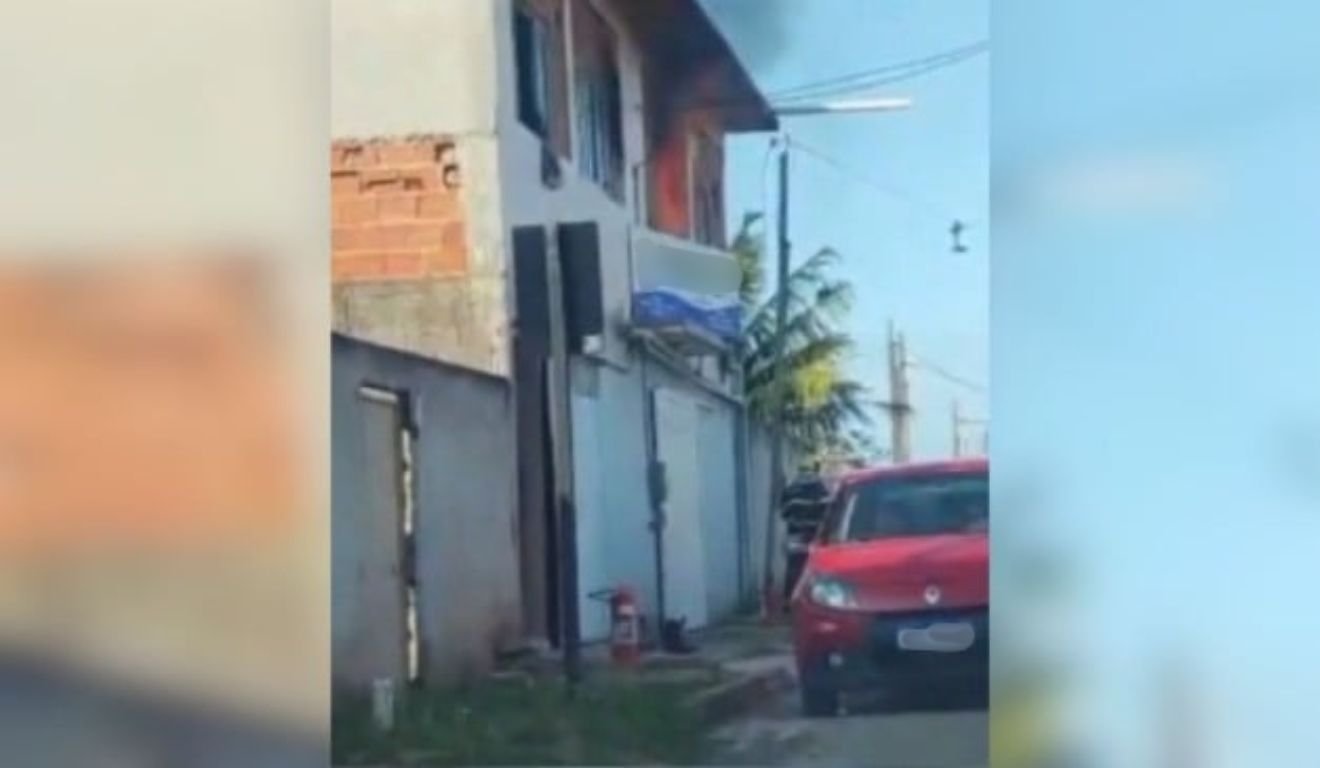 homem colocou fogo na própria casa para tentar matar a mulher homem colocou fogo na própria casa para tentar matar a mulher