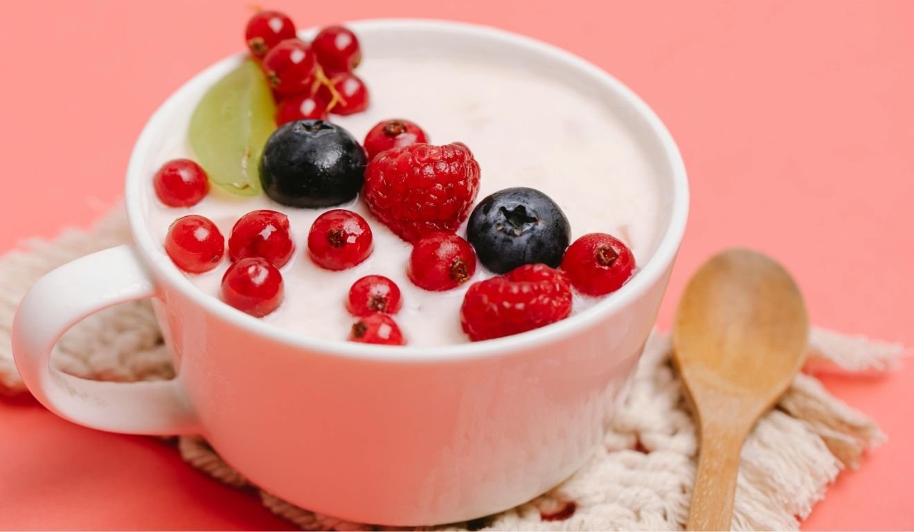 Iogurte natural caseiro: a receita mais fácil do mundo