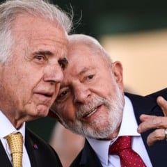 O ministro da Defesa, José Múcio Monteiro e o presidente Luiz Inácio Lula da Silva durante a solenidade comemorativa ao Dia do Soldado, em 2024. Foto: Marcelo Camargo/Agência Brasil