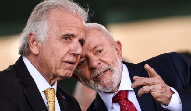 O ministro da Defesa, José Múcio Monteiro e o presidente Luiz Inácio Lula da Silva durante a solenidade comemorativa ao Dia do Soldado, em 2024. Foto: Marcelo Camargo/Agência Brasil
