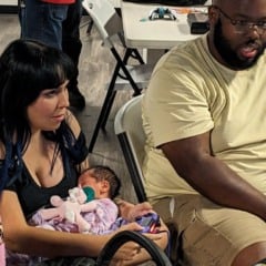 Mãe vence torneio de Mortal Kombat com bebê recém-nascido no colo
