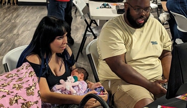 Mãe vence torneio de Mortal Kombat com bebê recém-nascido no colo