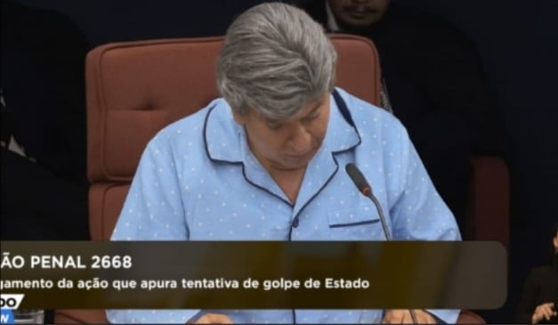 Meme mostra o ministro do STF Luiz Fux de pijama proferindo seu voto. Foto: Reprodução/X @toninhodocall