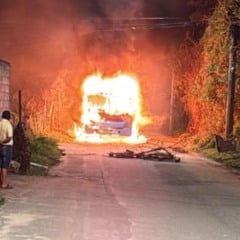 Ônibus foi incendiado em José de Anchieta (Foto: Leitor/Folha Vitória)