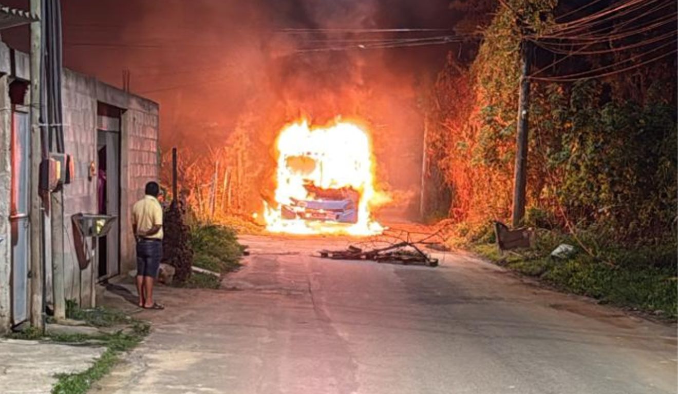 Ônibus foi incendiado em José de Anchieta (Foto: Leitor/Folha Vitória)