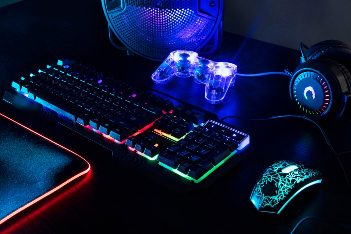 Imagem mostra um set up gamer completo montado em cima de mesa.