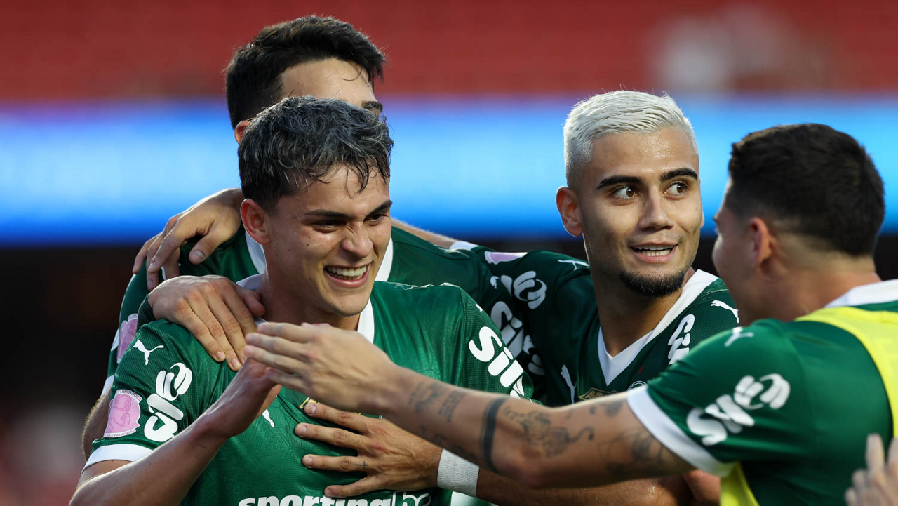 O jogador Ramón Sosa, da SE Palmeiras, comemora seu gol contra a equipe do São Paulo FC, durante partida válida pela vigésima sétima rodada, do Campeonato Brasileiro, Série A, no Estádio Morumbis. (Foto: Cesar Greco/Palmeiras/by Canon)