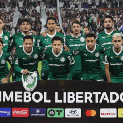 O time da SE Palmeiras, posa para foto em jogo contra a equipe da Liga Desportiva Universitaria, durante partida válida pelas semi final, ida, da Copa Libertadores, no Estádio Rodrigo Paz Delgado. (Foto: Cesar Greco/Palmeiras/by Canon)