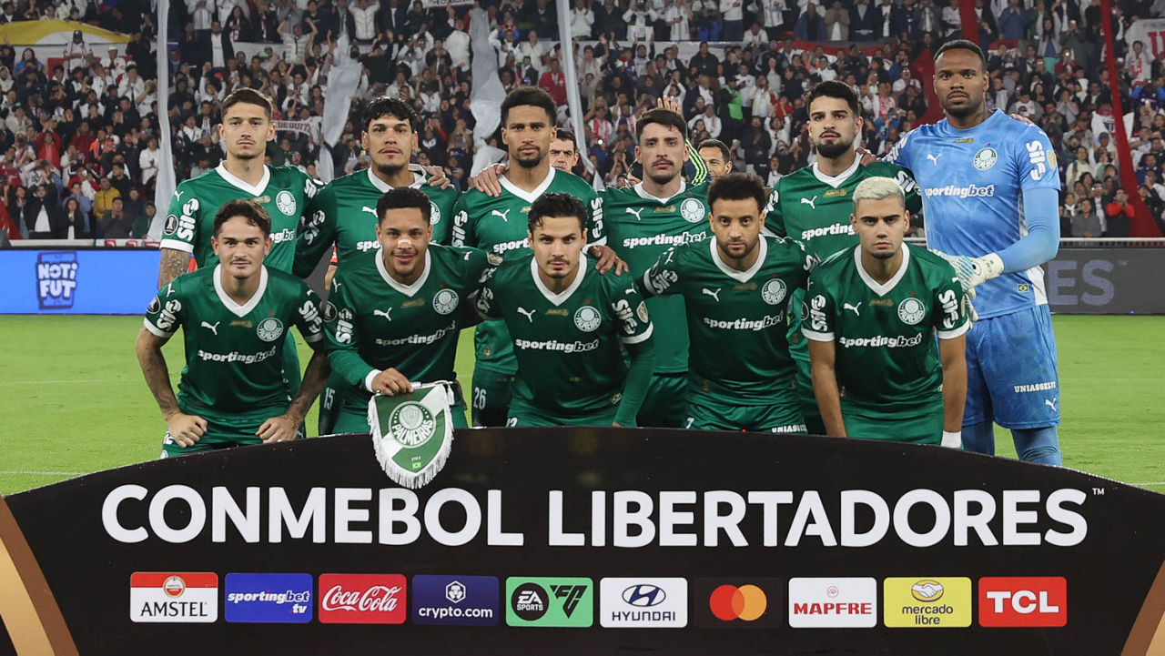 O time da SE Palmeiras, posa para foto em jogo contra a equipe da Liga Desportiva Universitaria, durante partida válida pelas semi final, ida, da Copa Libertadores, no Estádio Rodrigo Paz Delgado. (Foto: Cesar Greco/Palmeiras/by Canon)