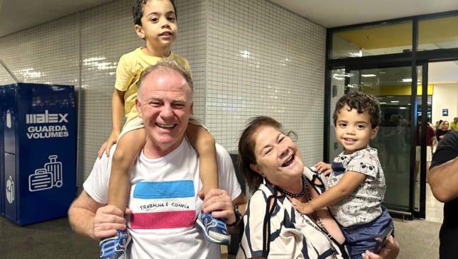 Dia das crianças é também dia dos avós: governador Casagrande e sua querida Virginia com Cauan e Rael