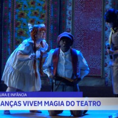 Crianças vivem a experiência de irem a musical pela primeira vez