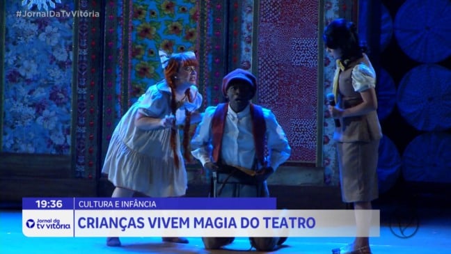 Crianças vivem a experiência de irem a musical pela primeira vez