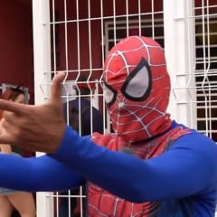 Pais surpreendem e buscam os filhos fantasiados na escola