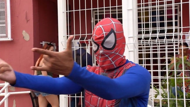 Pais surpreendem e buscam os filhos fantasiados na escola