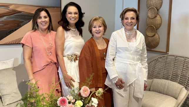 Chiques e bonitas em manhã de moda, design e flores