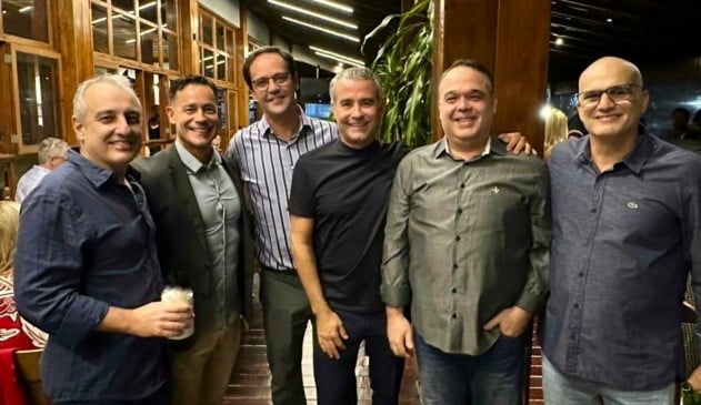 Um jantar da mais alta confraternização reúne amigos de uma vida no Iate Clube