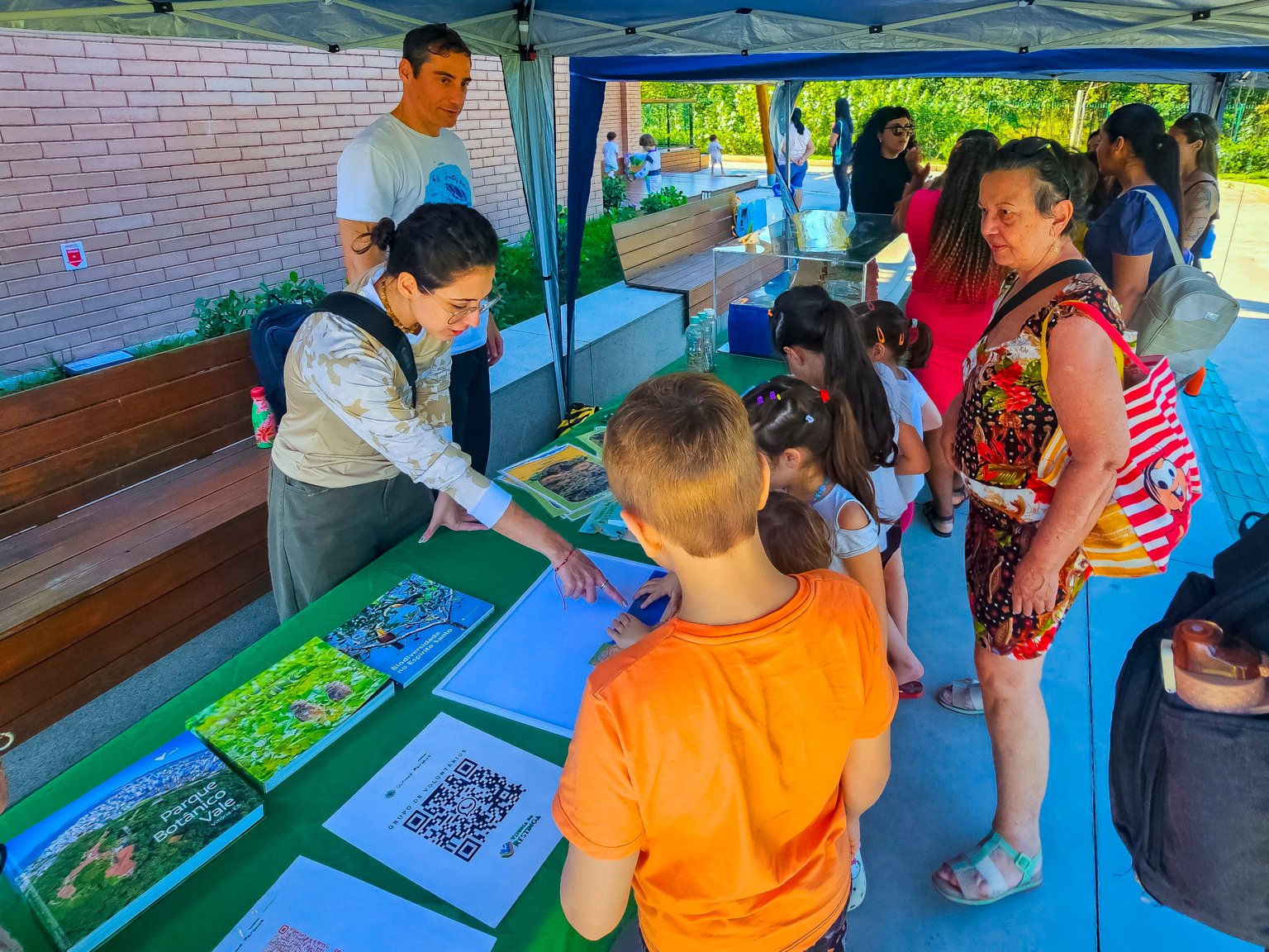 Atividades culturais utilizando a natureza como tema com o objetivo de sensibilizar a comunidade e valorizar territórios. Fotos: Equipe do Instituto Últimos Refúgios.