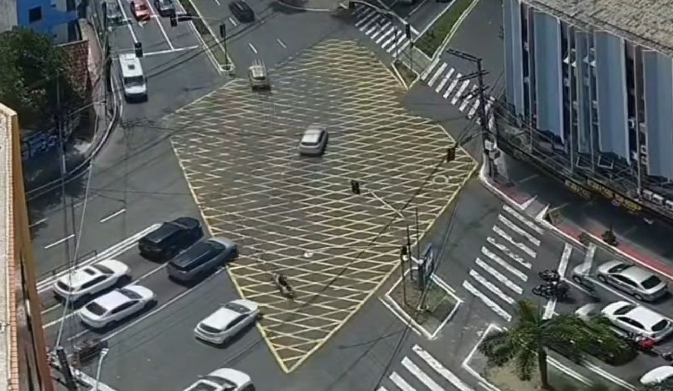 Motociclista confundiu sinalização, furou sinal e se chocou com carro no cruzamento. Foto: Reprodução/TV Vitória