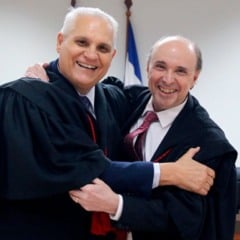 Aldary Nunes Junior recebe abraço de Samuel Meira Brasil Jr presidente do TJES