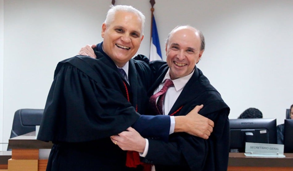 Aldary Nunes Junior recebe abraço de Samuel Meira Brasil Jr presidente do TJES