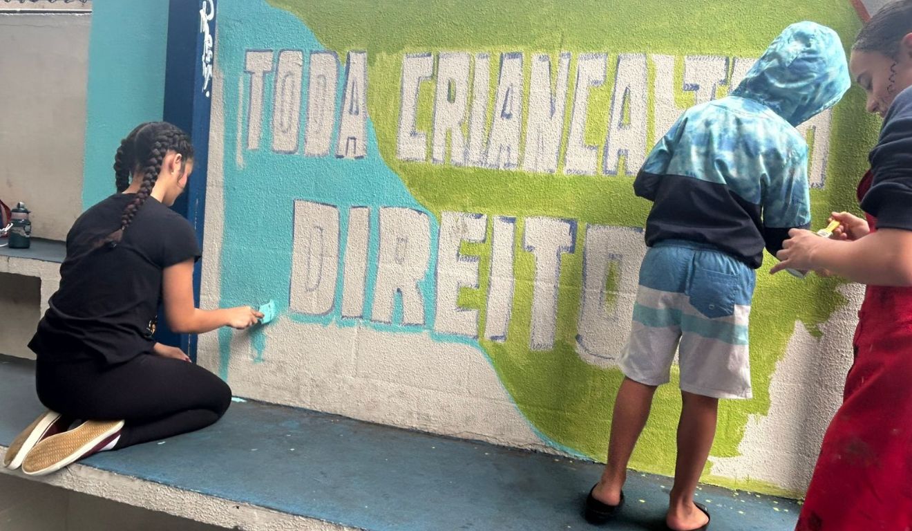 Alunos da Escola Municipal Álvaro de Castro Mattos pintam mural em escola