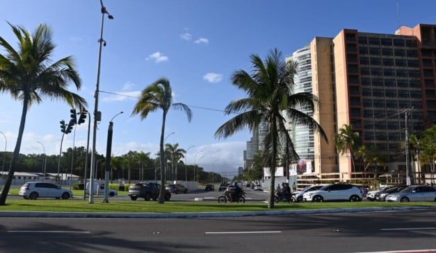 Área à esquerda da imagem, com tapumes, é onde será construída ampliação da Norte-Sul. Foto: Thiago Soares/Folha Vitória
