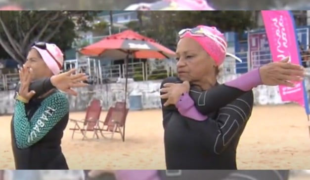 As amigas Janete Duarte e Maria Amélia Aliprandi praticam natação no mar