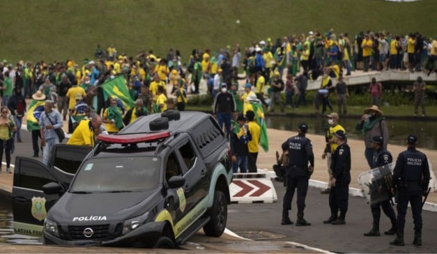 Manifestantes fazem ato contra governo no dia 8 de janeiro 2023