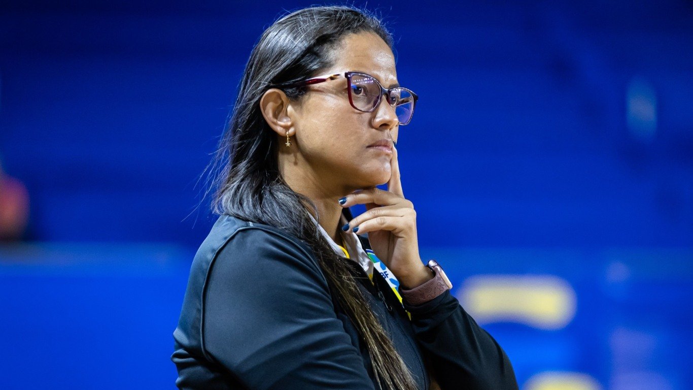 Estreia da técnica Rose Andrade na seleção brasileira feminina de beach soccer
