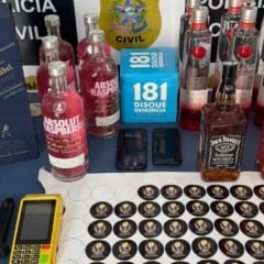 Garrafas de gim, vodca e uísque apreendidas em operação contra a falsificação de bebidas. Foto: Reprodução/PCES