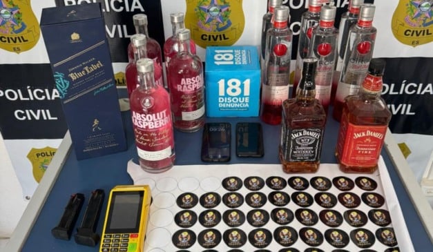 Garrafas de gim, vodca e uísque apreendidas em operação contra a falsificação de bebidas. Foto: Reprodução/PCES