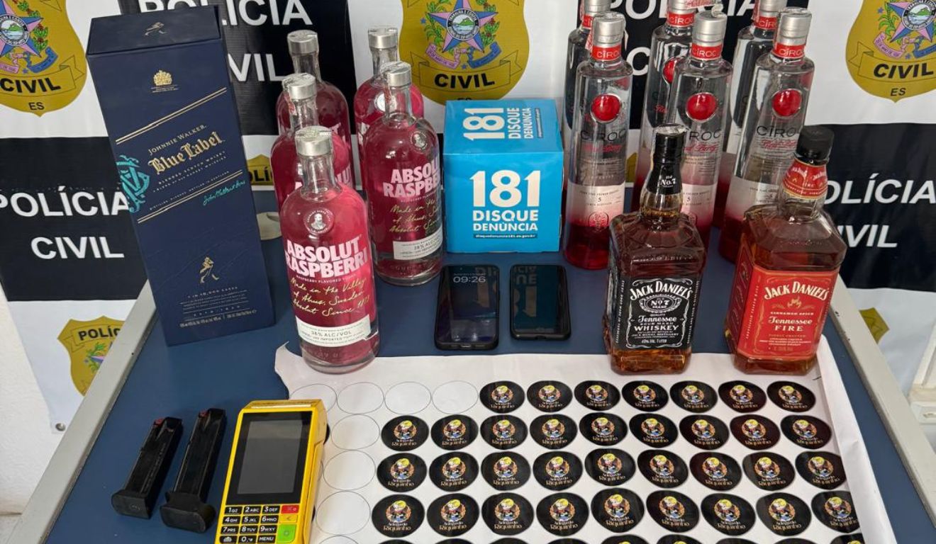 Garrafas de gim, vodca e uísque apreendidas em operação contra a falsificação de bebidas. Foto: Reprodução/PCES
