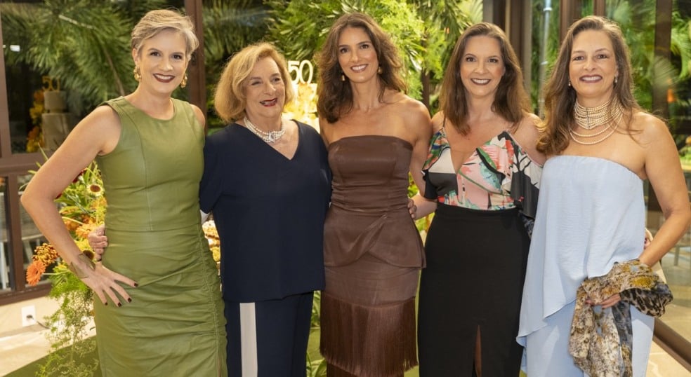 No Alto da Bacutia, cercado de verde e mar, foi devidamente comemorado o aniversário de Juliana Ferrari