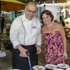Mesinhas na calçada, menu francês e boa música, um charme a mais em nossa Praia do Canto