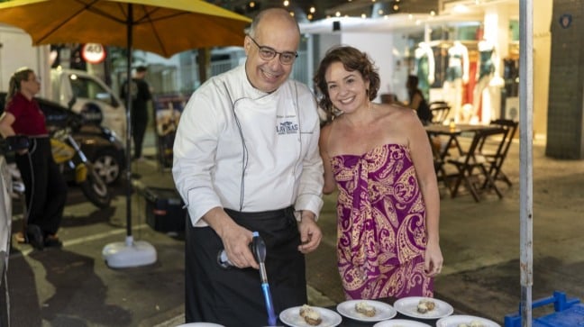 Mesinhas na calçada, menu francês e boa música, um charme a mais em nossa Praia do Canto