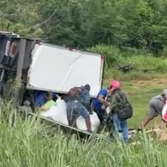 Caminhão tomba em Itapemirim e carga é saqueada. Foto: Reprodução/TV Vitória
